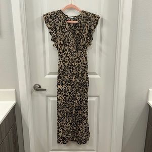 Cheetah V-neck dress, 2 pockets, ruffled sleeves, Tie back and pleaded